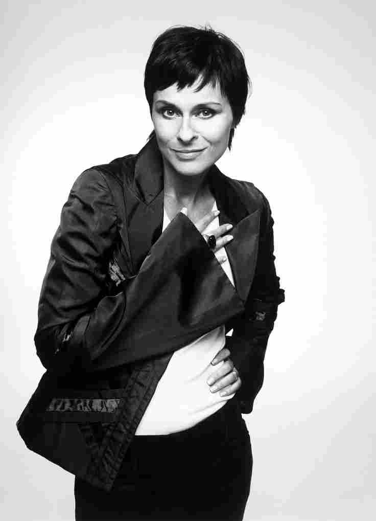 The Unforgettable Magic of Lisa Stansfield’s ‘All Around the World’